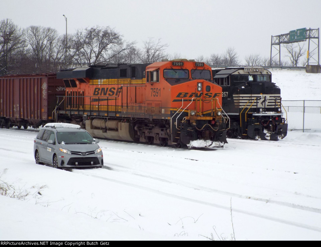 BNSF 7591 & NS 7527